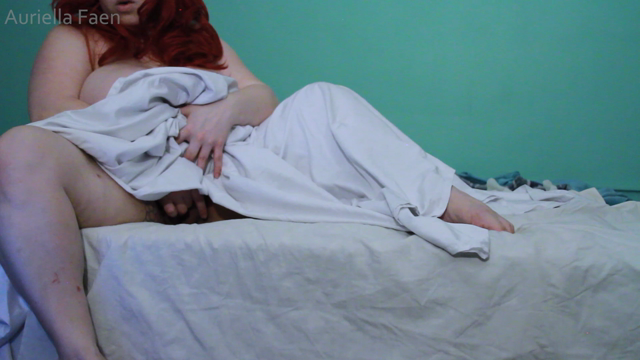 Fingering my pussy, squirting in bed video from Auriella Faen