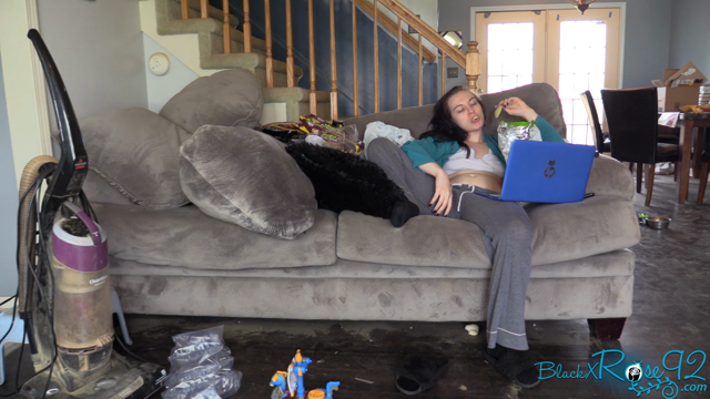 The Gassy Housewife video from BlackxRose92