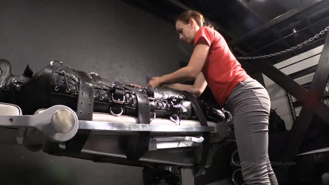 Electrically Fucked and Sucked - Jimmy USMC, Sasha & Elise Graves video from Elise Graves