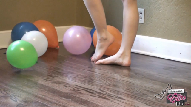 BAREFOOT TOE POPPING video from Ellie Idol
