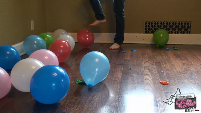 FOOT POPS video from Ellie Idol