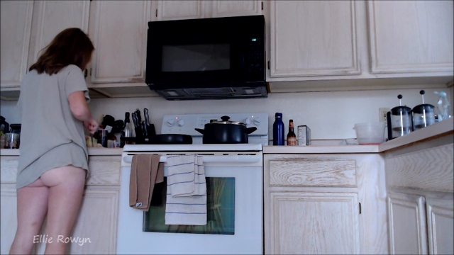 Cooking Naked video from Ellie Rowyn