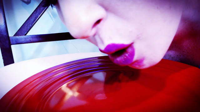 Gentle Giantess video from Joules Opia