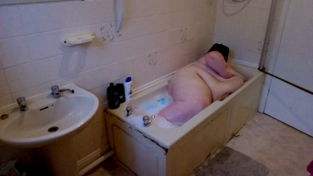 SSBBW ATTEMPTS TO TAKE A BATH, CAN SHE FIT? video from SSBBWLadyBrads