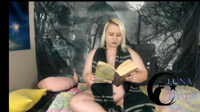 Reading with TASTY Pussy Views video from Lunalustxxx