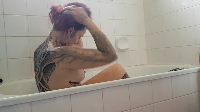Voyeur- bathtime with leg and pussy shaving video from