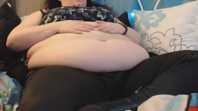 belly love in leggings video from SultryMissEm
