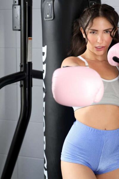 Petite boxer babe Jane Wilde has special training Image #1