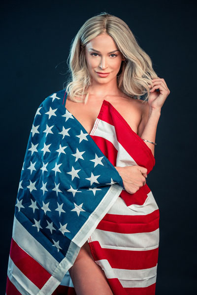 Patriotic slut Emma Hix getting down and dirty