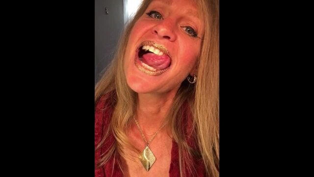 LIPS OF SILVER AND GOLD video from Aariel