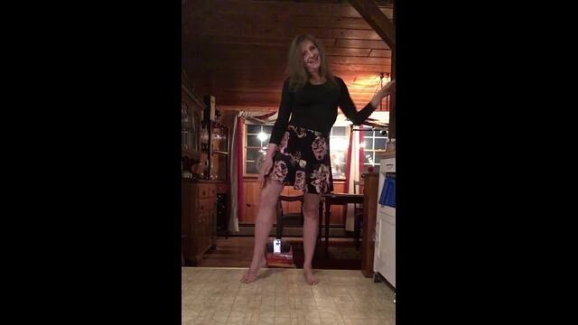 PLAYFUL TIPPY TOES video from Aariel
