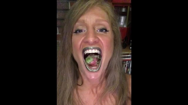 2 CLIPS OF MUSH MOUTH video from Aariel