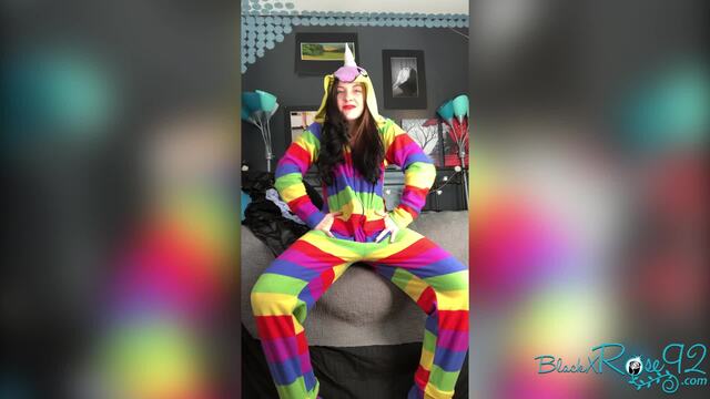 Cozy MILF Gets Naughty video from BlackxRose92