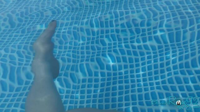 Underwater MILF Feet video from BlackxRose92