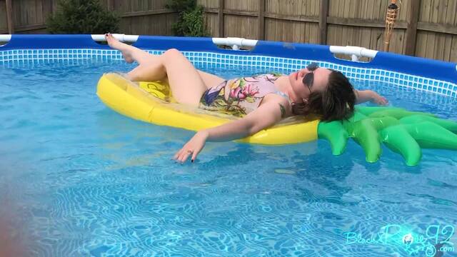 Pineapple Raft Inflatable video from BlackxRose92