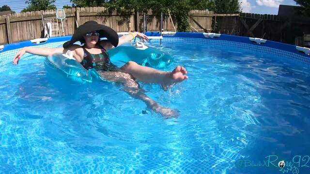 Barefoot Inflatable MILF In The Pool video from BlackxRose92