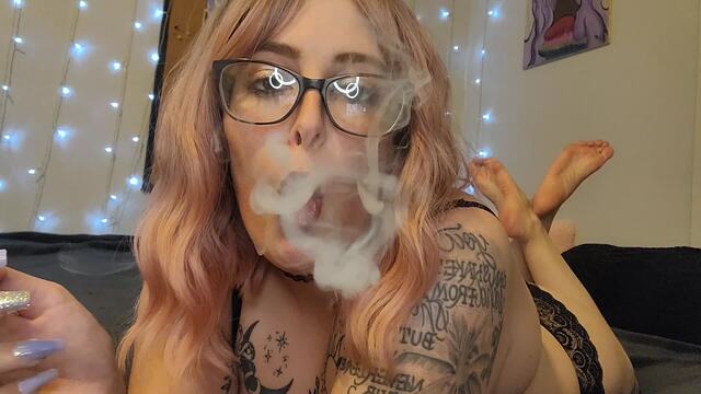 Hang Out and Smoke With Me CUSTOM video from Cassidy Love