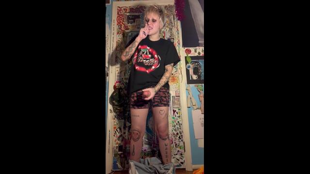 genderfluid jerk off video from Cece Chameleon