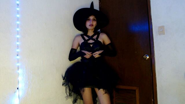 La bruja te hace comer semen video from CutieSky