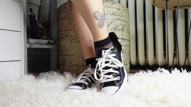 Converse & Fishnets