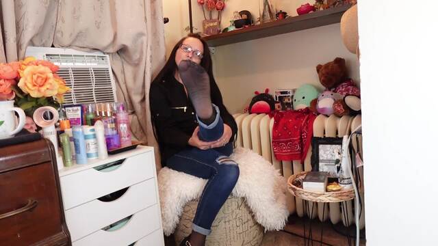 Heels, Jeans and Stockings video from Goddess Lizzie
