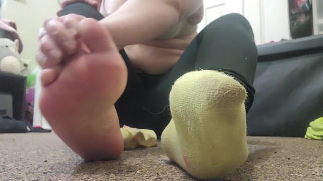 Cute Yellow Socks & Toe Popping video from Illianna Dahl