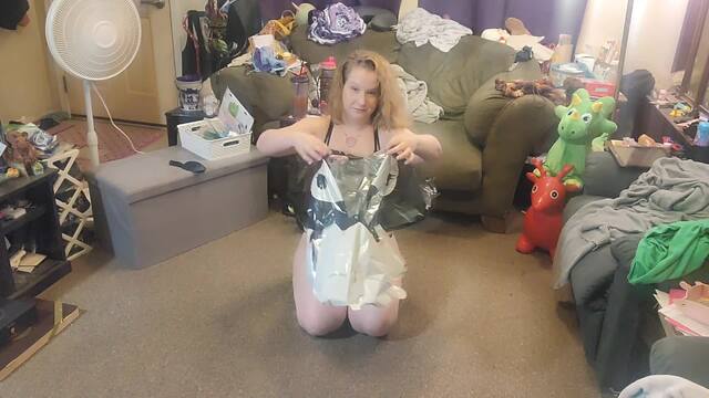 Hello Kitty Mylar Balloon video from Illianna Dahl