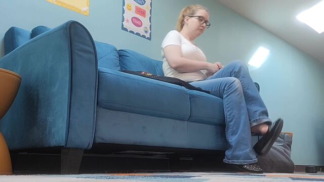Blue Jeans & Ballet Flats :: Shoe Dangling video from Illianna Dahl