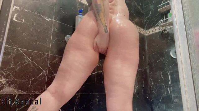 All Oiled up & Naked ass shaking video from Kit Kendal