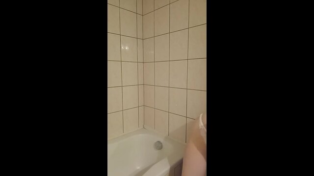 la belle coquine sous la douche video