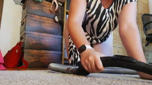 Deep Housework: Heavy Vacuuming Session on the Cream Rug video from NicoleFetish