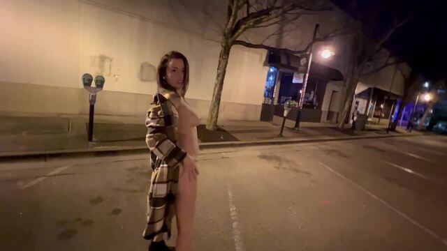 Flahing, Masturbating & Butt Naked in the Streets video from Nicole Niagara