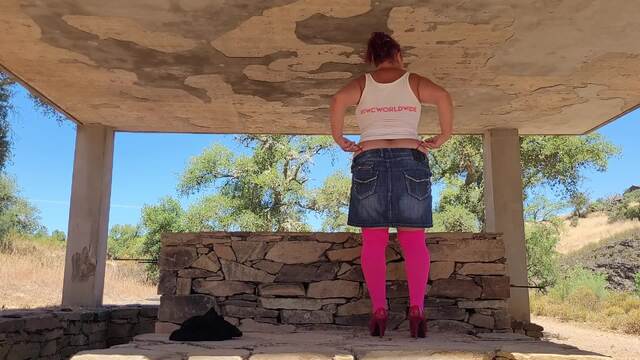 Outdoor striptease video from Nikki Holland