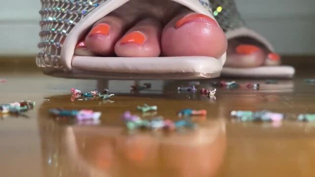 PF Giantess Stomps Little People video