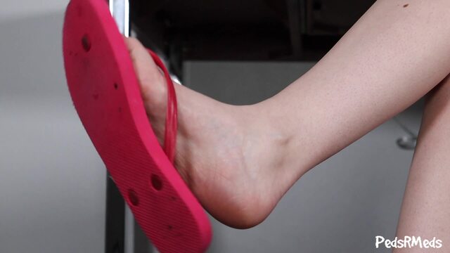 Farrah Feet Flip Flop Popping video from Pedsrmedsproductions