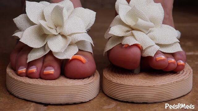 CocoBellaFeetz Flip Flop Toe Wiggling video from Pedsrmedsproductions