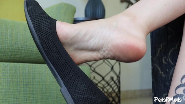 Chloe Lyrae Flat Dangling video from Pedsrmedsproductions