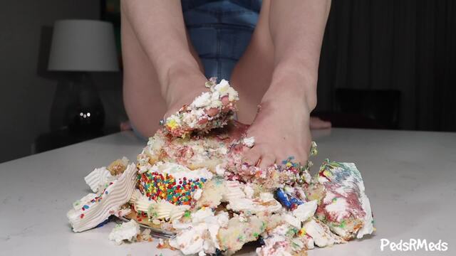 Farrah Feet Birthday Cake Smash video from Pedsrmedsproductions