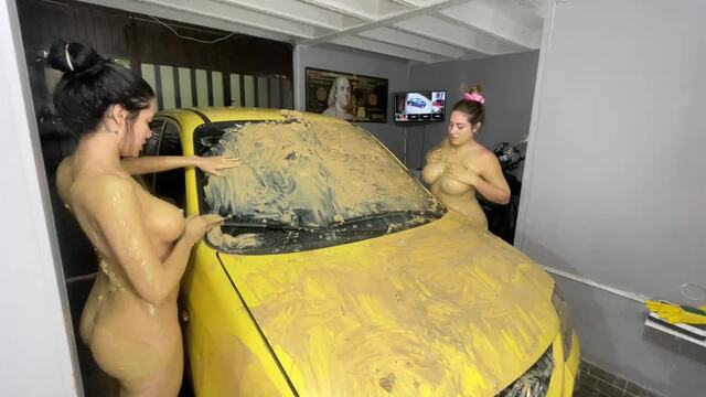 G/G Dirty taxi with Mud, squirt and washing video from Sara Blonde