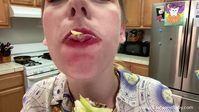 Unaware Giantess Has an Unexpected Lunch Guest! video from Sasha And Baby