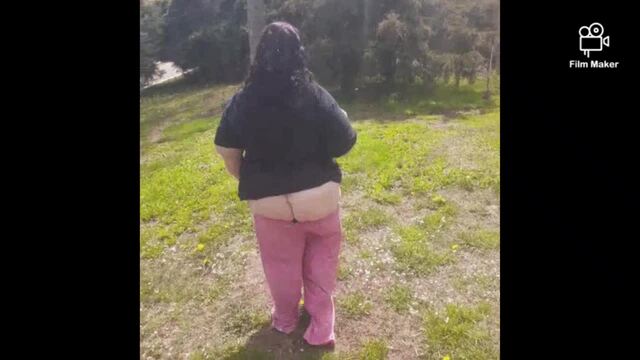 Front yard buttcrack with peekaboo pussy shots video from Sexyblueeyez258