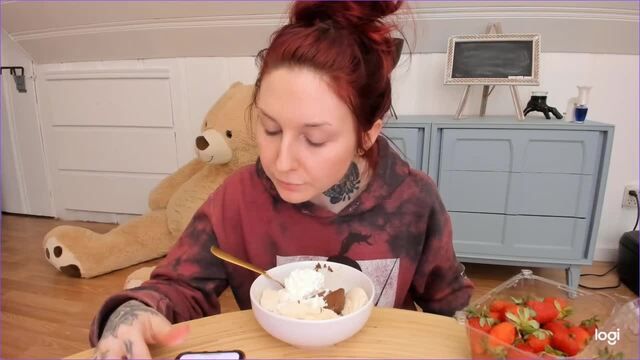 Eating Dessert video from Slutty-Spice