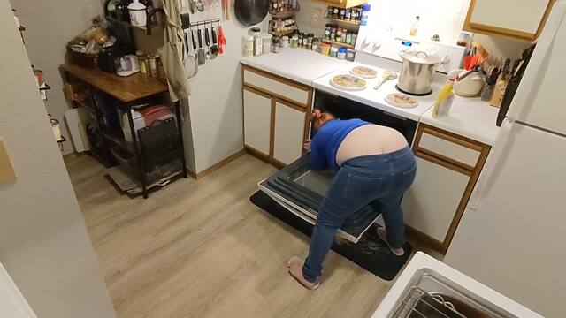 Buttcrack Exposed Cleaning the Oven video from SinSpice