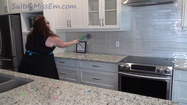 Giantess' house infested with tinies video from SultryMissEm