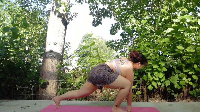 Outdoor stretching yoga video from Tawney