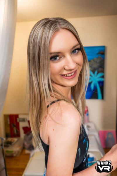 Horny painter Daisy LaVoy is getting ready for some good VR sex action Image #3